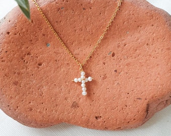 Taufgeschenk,Weiße Perle Kreuz vergoldet Halskette,Kruzifix Anhänger für Gotttochter Christliches Geschenk Patenschmuck