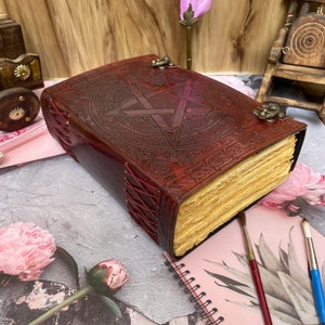 400 pagine grande marrone pentagramma in pelle goffrata diario / diario in pelle fatto a mano con variazione di dimensioni / carta vintage con bordo frastagliato