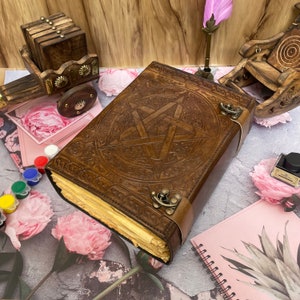 Diario in pelle con pentagramma da 400 pagine, taccuino in pelle con stella celtica in rilievo, con bordo deckle, libro delle ombre, regalo per il marito
