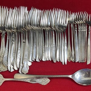 50 forchette da tavola e da insalata vintage in argento placcato, con motivi decorativi di marche miste + 3 in omaggio