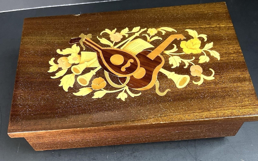 LE ORE のオルゴール 楽器と花の装飾の木製オルゴール LE ORE 手巻きオルゴール 楽器デザイン LE ORE 手巻きオルゴール 楽器