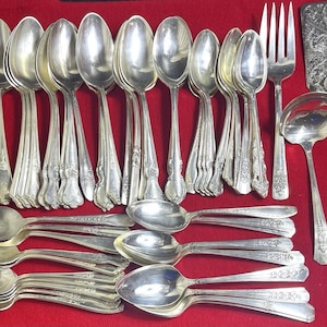 Peut inclure: Un ensemble de trois tasses en céramique avec une finition mate et mouchetée. Les tasses sont dans les tons crème, gris clair et gris foncé. Chaque tasse a un design simple et minimaliste et une anse arrondie.