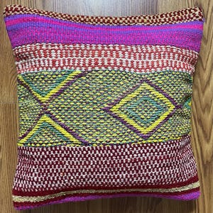 Housse de coussin péruvienne faite main 17 x 17 po. - Textile en laine de Cuzco fabriqué au Pérou -