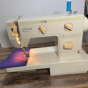 Vintage Singer Merrit 4022 Sewing Machine with Foot Pedal Tested