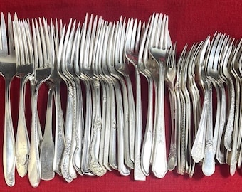 50 vintage verzilverde vorkenset, diner- en saladevorken, mooie patroon gemengde merken bestekcollectie, plus 3 bonusstukken