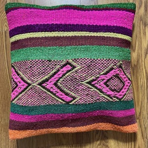 Housse de coussin péruvienne faite main 17 x 17 po. - Textile en laine de Cuzco fabriqué au Pérou -