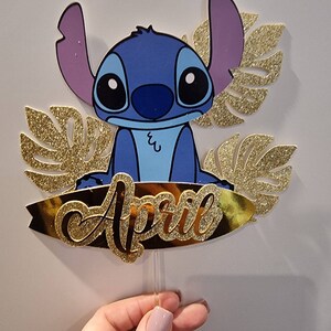 Topper de pastel de Stitch personalizado con hojas y tabla de surf imagen 1