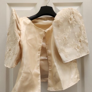 Mestiza Philippina | Traje de Mestiza Bestickter Bolero | Maria Clara Philippiniana Beige | Barong Tagalog | Philippine National Regalia, Sz14