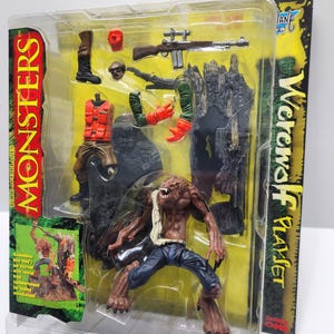 Puede incluir: Una figura de acción de hombre lobo con un cuerpo marrón y peludo, pantalones vaqueros azules y una camisa blanca. La figura está en posición de cuclillas con los brazos extendidos. La figura está empaquetada en un blíster de plástico con fondo amarillo y las palabras "Werewolf Planet" impresas en el lateral. La figura forma parte de la línea de figuras de acción "Monsters".