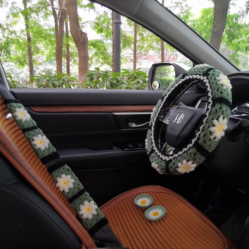 Ensemble d'accessoires de voiture marguerite au crochet : couvre-volant et couvre-ceinture