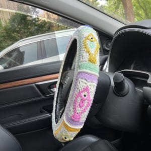 Bunte Fisch-Lenkradabdeckung und Sicherheitsgurtabdeckung, handgefertigtes gehäkeltes Fisch-Autoradabdeckungszubehör, niedliches Geschenk für sie