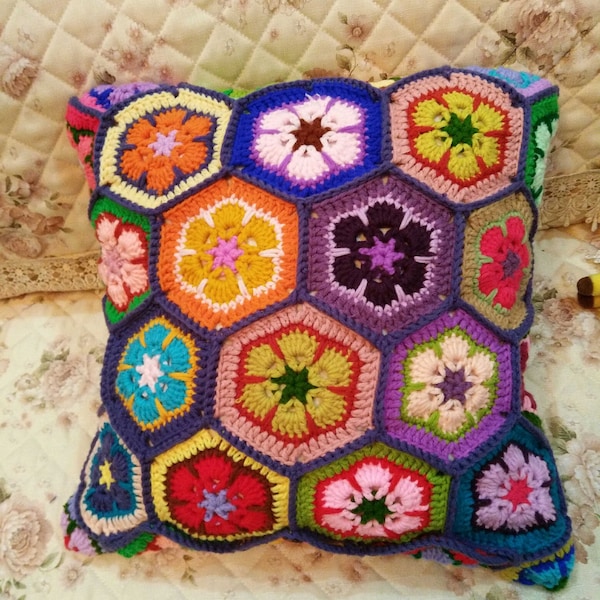 Handmade Crochet / Grandma Square Cushion Cover / Home Hecor / sunburst Grandma square cushion cover / Grandma square / Taie d’oreiller / Housse d’oreiller