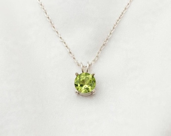 Peridothalsband | Äkta grönt peridothänge | Smycken med födelsesten från Augusti | Elegant minimalistiskt halsband med ädelstenar i guld |