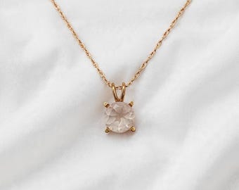 Halsband med rosenkvarts | Halsband med hänge i äkta rosenkvarts | Smycken i 14 karat massivt guld eller sterlingsilver | Elegant minimalistiskt halsband med kärlekssten