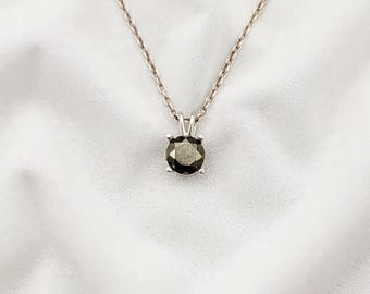 Pyrithalsband | Halsband med gyllene pyrithänge | Smycken med metalliska guldfärgade ädelstenar | Minimalistiskt, elegant halsband i guld eller silver |