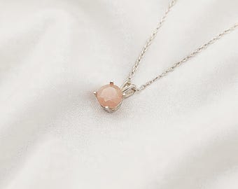 Halsband med persikamånsten | Halsband med hänge i äkta persikamånsten | Smycken med mjuka blush-ädelstenar | Minimalistiskt, elegant guld