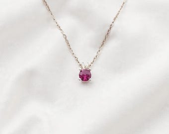 Halsband med labbodlad rubin | Halsband med rött rubinhänge | Romantiska smycken med röd ädelsten | Minimalistiskt, elegant halsband i guld eller silver |
