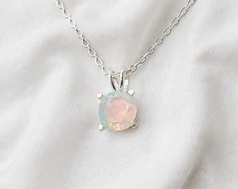 Collar con colgante de ópalo en oro blanco de 14k: Cadena de plata de ley 925, colgante de ópalo en oro rosa de 14k.