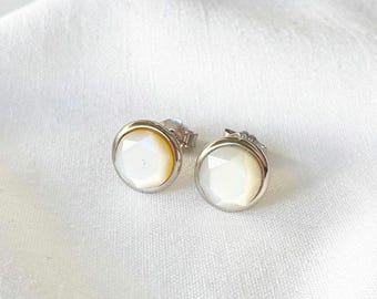 Örhängen med pärlemorbezel | 925 sterlingsilver | Skimrande snäcksmycken | Minimalistiska örhängen | Present till henne | Havsinspiration