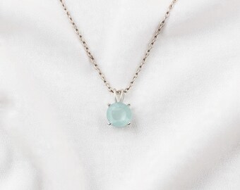 Halsband med aquakalcedon | Halsband med hänge i havsblått kalcedon | Smycken med mjuka blå ädelstenar | Minimalistiskt, elegant halsband i guld eller silver |