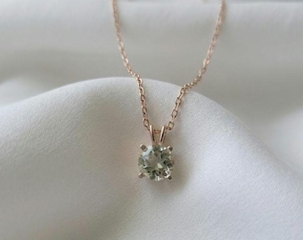 Halsband med grönt ametist | Halsband med prasiolithänge | Smycken med mjuka gröna ädelstenar | Minimalistiskt, fint halsband i guld eller silver | Elegant ev