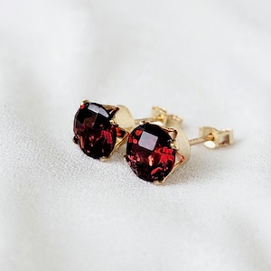 Aretes de granate rojo en oro de 14 k: corte de cuadros, estilo elegante