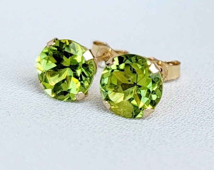 9ct White Gold 1.54ct Pear Cut Peridot Stud Earrings