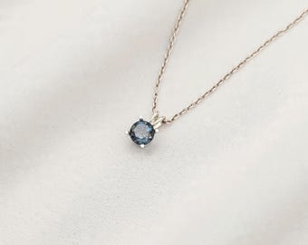 Halsband med Londonblå topas | Halsband med hänge i djupblå topas | Lyxiga ädelstenssmycken | Minimalistiskt, fint halsband i guld eller silver | Elegant