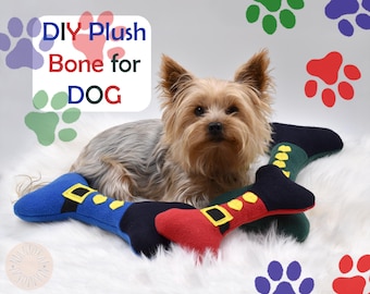 Puede incluir: Un perro pequeño yace sobre una superficie blanca y esponjosa con tres juguetes de peluche para perros con forma de hueso. Los huesos son rojos, azules y verdes con detalles amarillos. El texto "DIY Plush Bone for DOG" está sobre un fondo blanco con huellas de patas rojas y verdes.
