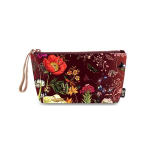Könnte beinhalten: Eine burgunderfarbene Reißverschlusstasche mit einem Blumendruck mit roten, gelben und rosa Blüten, grünen Blättern und einer Heuschrecke. Die Tasche hat einen Reißverschluss und einen braunen Riemen.