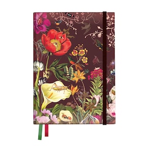 Könnte beinhalten: Ein burgunderfarbenes Notizbuch mit einem floralen und insektenartigen Design. Der Umschlag zeigt eine große rote Blume, eine Heuschrecke, einen Kolibri und andere bunte Blumen und Insekten.