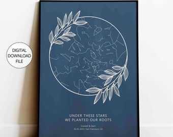 Puede incluir: Impresión enmarcada con un fondo azul oscuro, que muestra un mapa estelar blanco. La impresión incluye el texto "UNDER THESE STARS WE PLANTED OUR ROOTS" y los nombres "Scarlett & Zach" con una fecha y ubicación. Hojas blancas enmarcan el mapa.