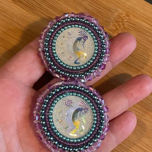 Kokopelli Flat stitch beaded earrings - Jewel tones and White embroidered - fingernail post bild 2