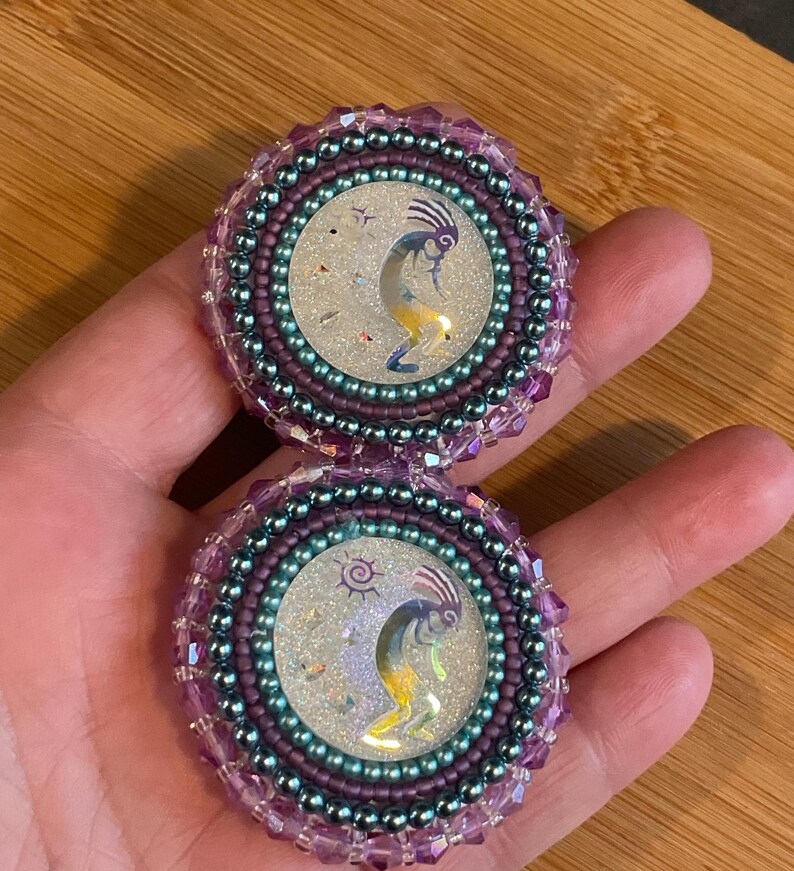 Kokopelli Flat stitch beaded earrings - Jewel tones and White embroidered - fingernail post bild 2