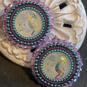 Kokopelli Flat stitch beaded earrings - Jewel tones and White embroidered - fingernail post bild 1