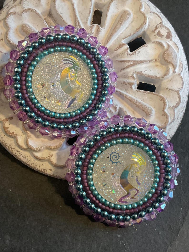Kokopelli Flat stitch beaded earrings - Jewel tones and White embroidered - fingernail post bild 1