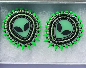 Alien - Glow in the dark - Flat stitch beaded earrings with daggers and drops - Fingernail post