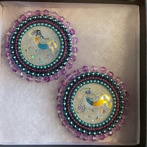 Kokopelli Flat stitch beaded earrings - Jewel tones and White embroidered - fingernail post bild 4