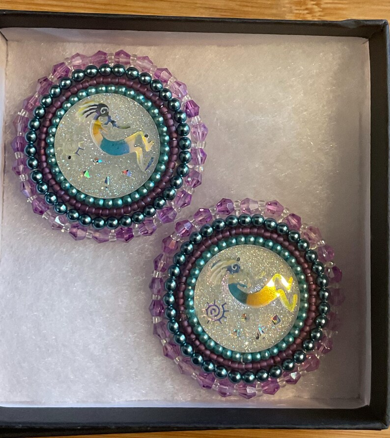 Kokopelli Flat stitch beaded earrings - Jewel tones and White embroidered - fingernail post bild 4