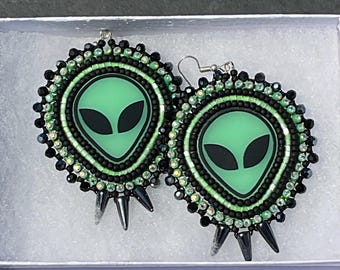 Alien - Glow in the dark - Flat stitch beaded earrings with daggers - French hooks