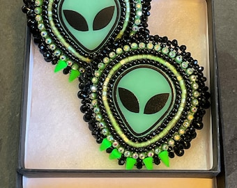 Alien - Glow in the dark - Flat stitch beaded earrings with daggers and drops - Fingernail post