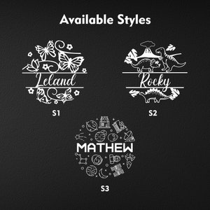Puede incluir: Tres estilos diferentes de dise&ntilde;os de nombres personalizados. El primer dise&ntilde;o presenta mariposas y el nombre "Leland". El segundo dise&ntilde;o presenta dinosaurios y el nombre "Rocky". El tercer dise&ntilde;o presenta ilustraciones con tem&aacute;tica espacial y el nombre "Mathew".