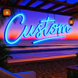 Op de afbeelding: Een helderblauw neonbord met het woord "Custom" in een cursief schrift. Het bord hangt tegen een strandscène bij zonsondergang, met palmbomen en decoratieve lantaarns.
