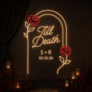 Könnte beinhalten: Ein bogenförmiges Neonschild mit dem Text Till Death, den Initialen S+R und dem Datum 10.31.26 in warmem gelben Licht. Das Design zeigt zwei rote Neonrosen mit Stielen auf beiden Seiten des Bogens vor einem dunklen Hintergrund.