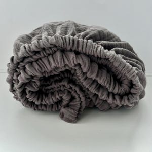 Sábana ajustable de muselina acogedora para Sweet Dreams Sábanas de cama. Boho. Gris oscuro. Ropa de cama bohemia. Ropa de cama orgánica natural. Sábana con elástico.