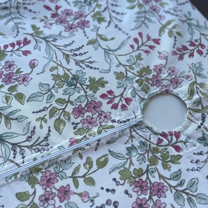 Tablecloth with umbrella hole. Water-repellent outdoor tablecloth with floral and plant print. Teflon retains spilled liquids on the surface