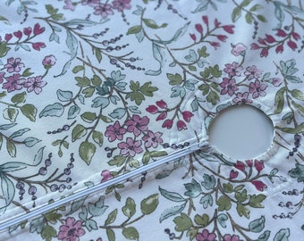 Nappe avec trou pour parasol. Nappe d'extérieur déperlante à imprimé floral et végétal. Le téflon retient les liquides renversés à la surface