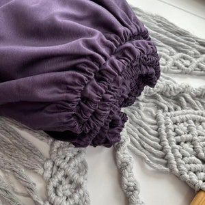 Drap-housse en satin doux en coton naturel 100% biologique. Drap de lit prune foncée. Literie. Draps