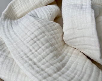 Sábana bajera ajustable de muselina para cuna. Ropa de cama para bebé de 4 capas de muselina orgánica. ¡La sábana es muy suave y agradable al tacto! Muselina color leche.