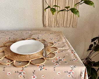 Mantel impermeable con decoración Cottagecore. Este efecto retiene los líquidos en la superficie. Mantel hule personalizado. Mantel de teflón para exterior.